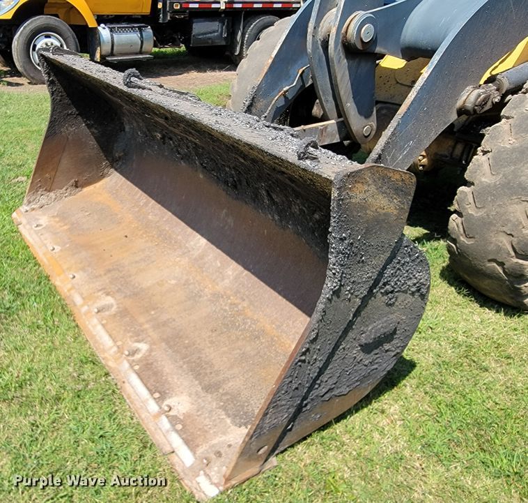 image for item KD9522 2004 John Deere 444J  wheel loader