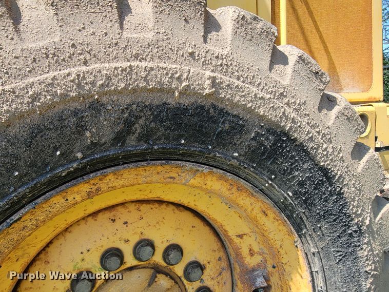 image for item KD9522 2004 John Deere 444J  wheel loader