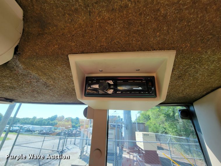 image for item KD9523 2005 John Deere 6415  tractor