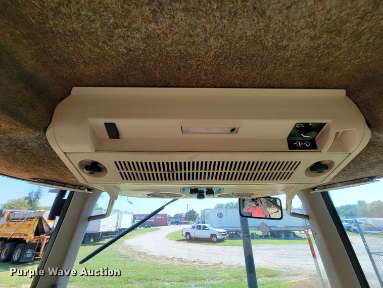 image for item KD9523 2005 John Deere 6415  tractor