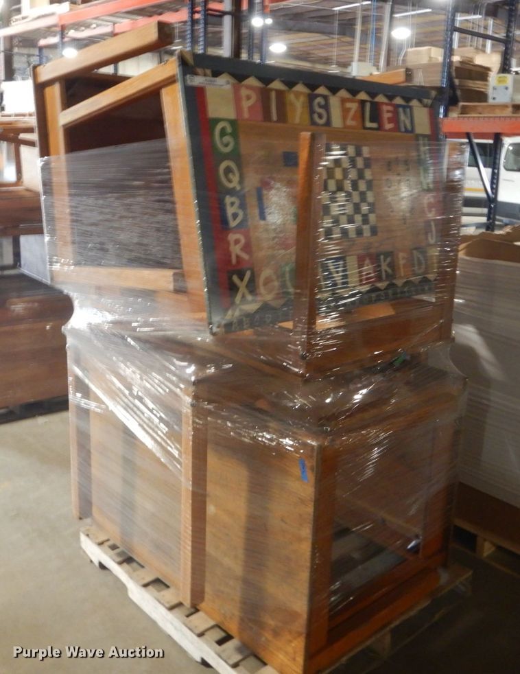 (6) desks in Des Moines, IA Item KO9582 sold Purple Wave