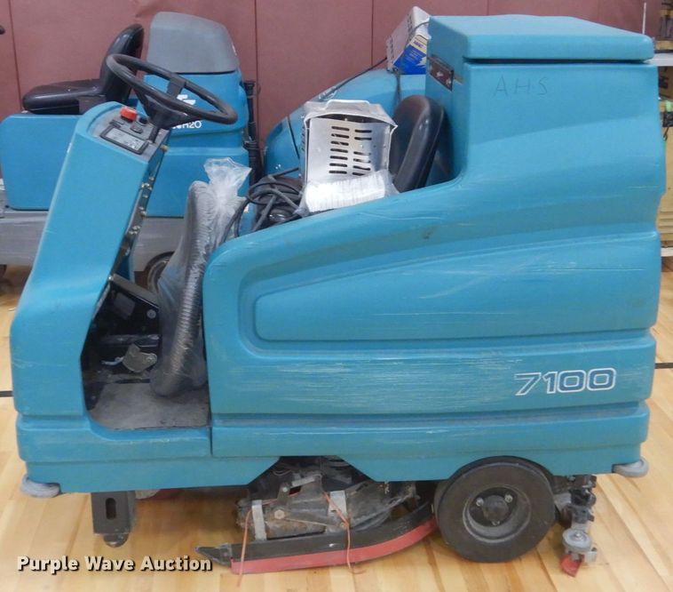 image for item KO9630 Tennant M7100  floor scrubber