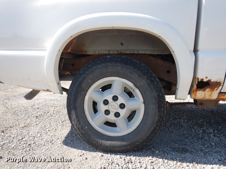 image for item KU9197 2003 Chevrolet S10  Crew Cab pickup truck