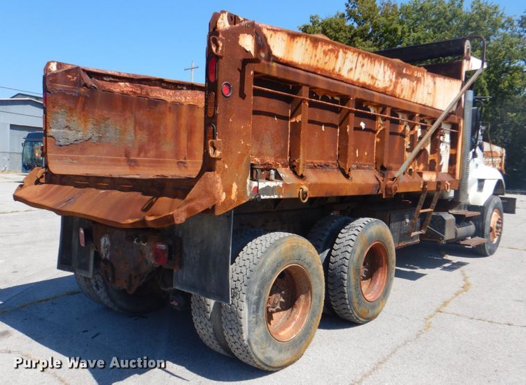 image for item KV9463 2004 International 7400  dump truck
