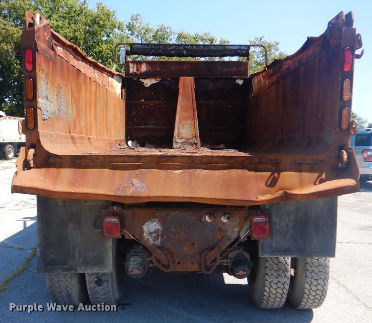 image for item KV9463 2004 International 7400  dump truck