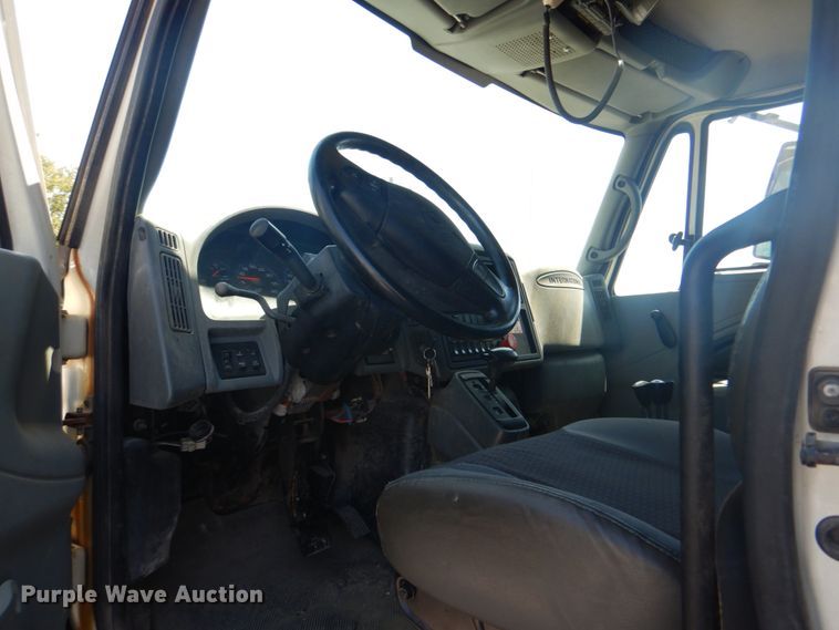 image for item KV9463 2004 International 7400  dump truck