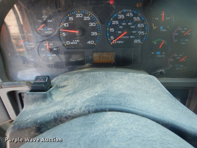 image for item KV9463 2004 International 7400  dump truck