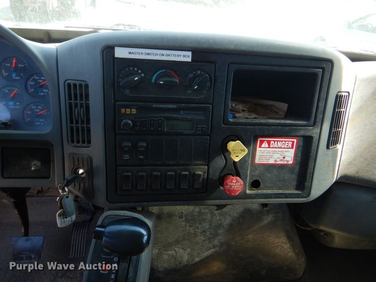 image for item KV9463 2004 International 7400  dump truck