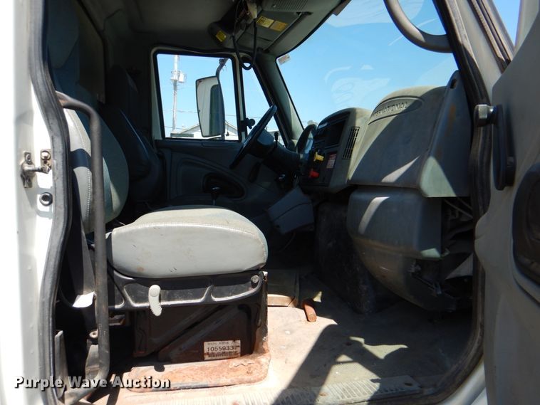 image for item KV9463 2004 International 7400  dump truck