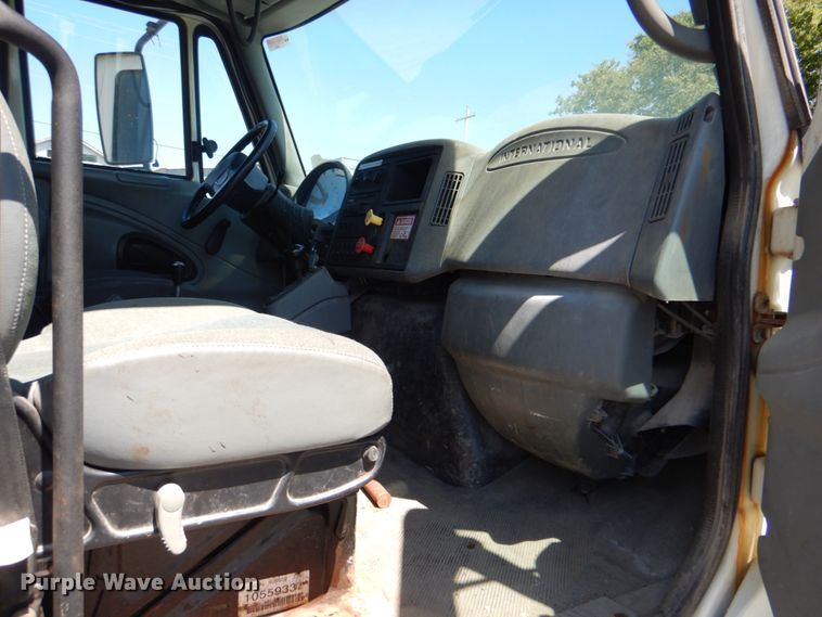 image for item KV9463 2004 International 7400  dump truck
