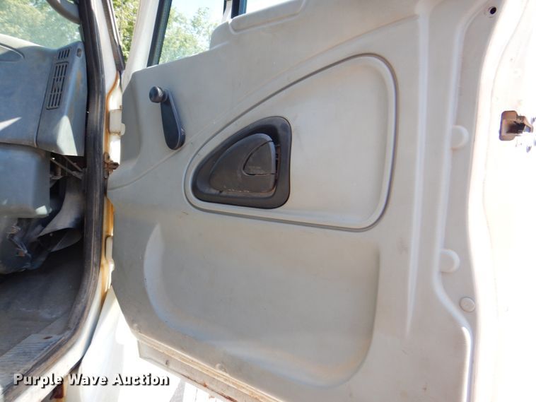 image for item KV9463 2004 International 7400  dump truck