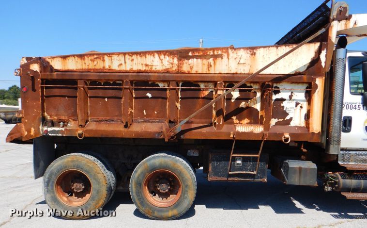 image for item KV9463 2004 International 7400  dump truck