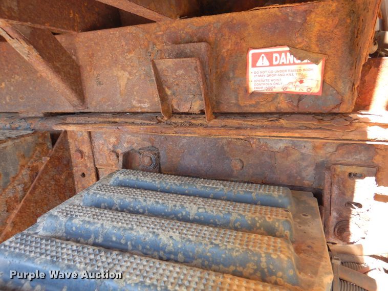 image for item KV9463 2004 International 7400  dump truck