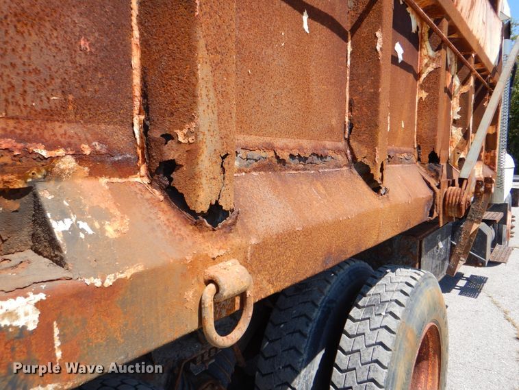 image for item KV9463 2004 International 7400  dump truck