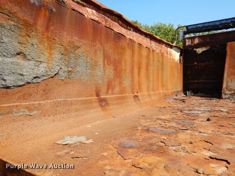 image for item KV9463 2004 International 7400  dump truck