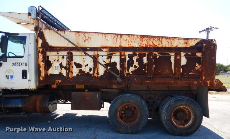 image for item KV9463 2004 International 7400  dump truck
