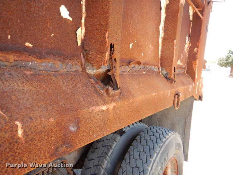 image for item KV9463 2004 International 7400  dump truck