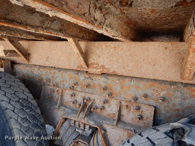 image for item KV9463 2004 International 7400  dump truck