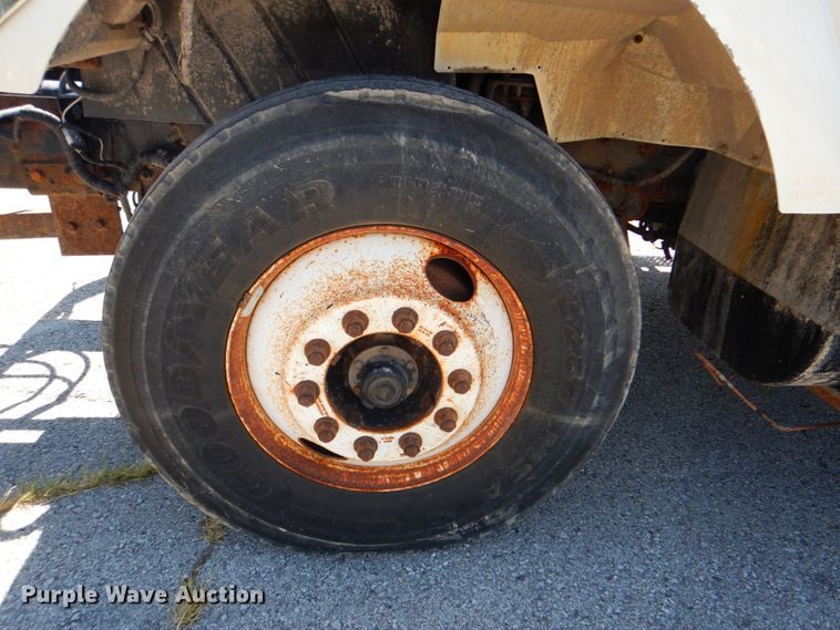 image for item KV9463 2004 International 7400  dump truck