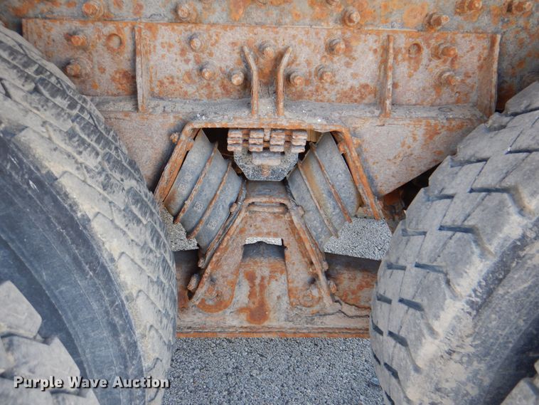 image for item KV9463 2004 International 7400  dump truck