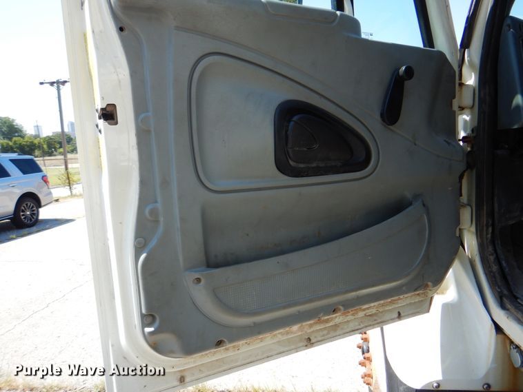 image for item KV9464 2004 International 7400  dump truck