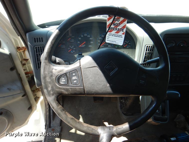 image for item KV9464 2004 International 7400  dump truck