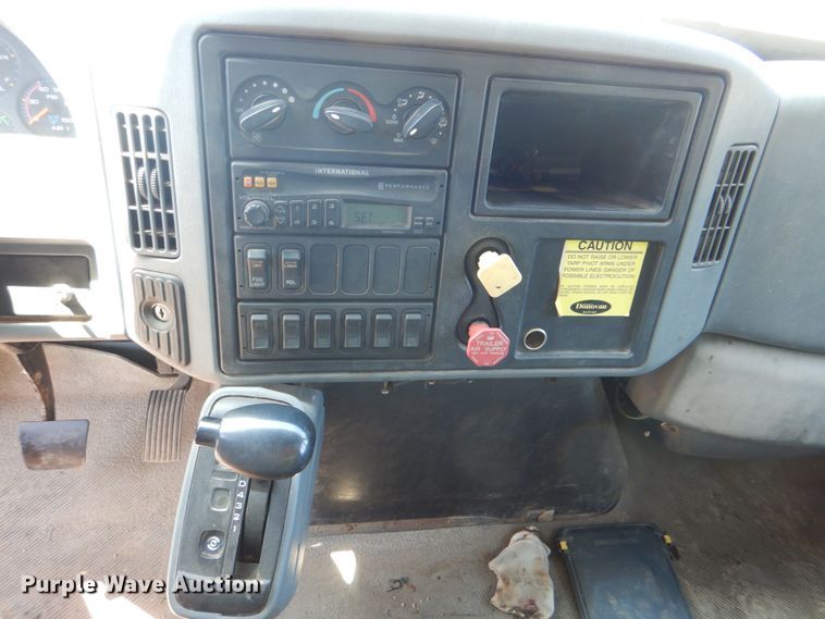 image for item KV9464 2004 International 7400  dump truck