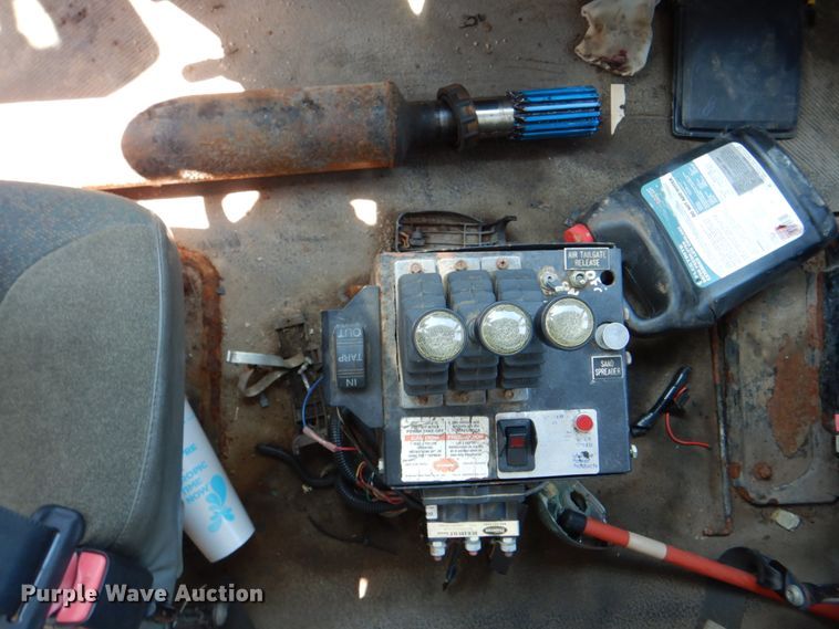 image for item KV9464 2004 International 7400  dump truck