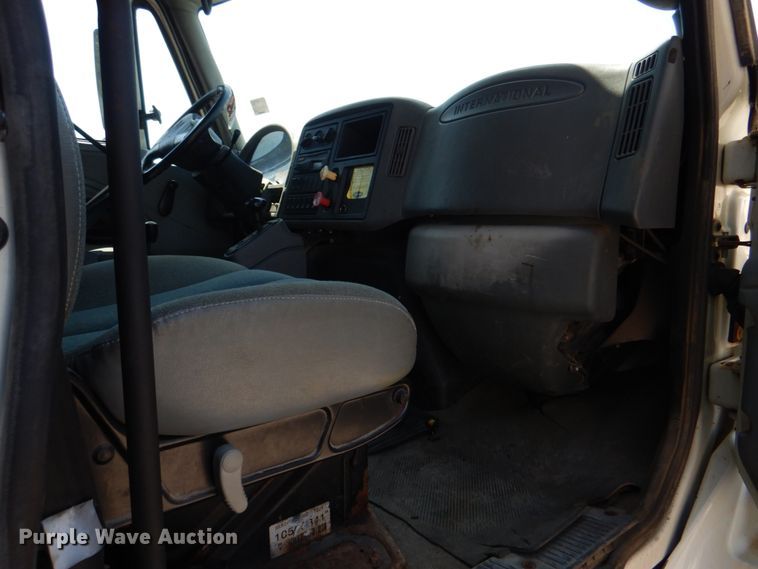 image for item KV9464 2004 International 7400  dump truck