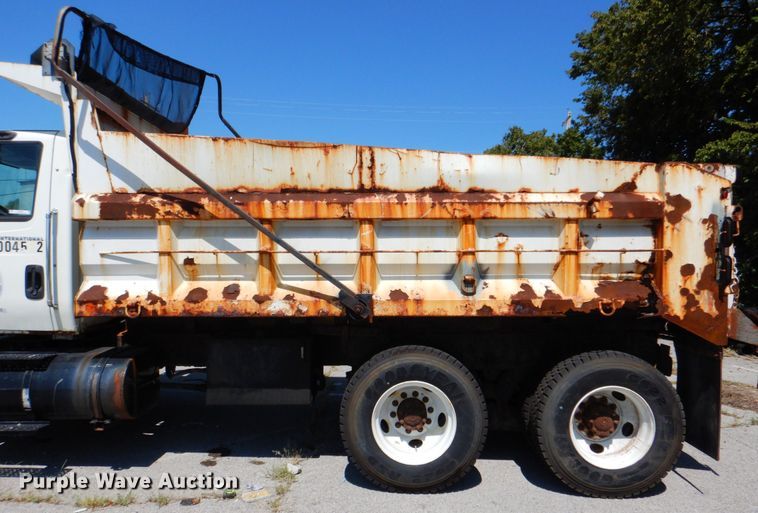 image for item KV9464 2004 International 7400  dump truck