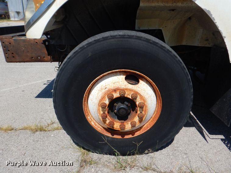 image for item KV9464 2004 International 7400  dump truck