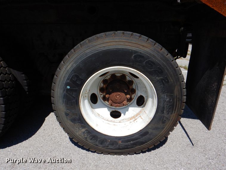 image for item KV9464 2004 International 7400  dump truck