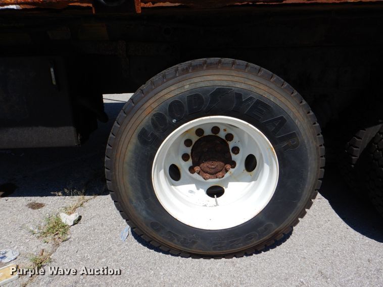 image for item KV9464 2004 International 7400  dump truck