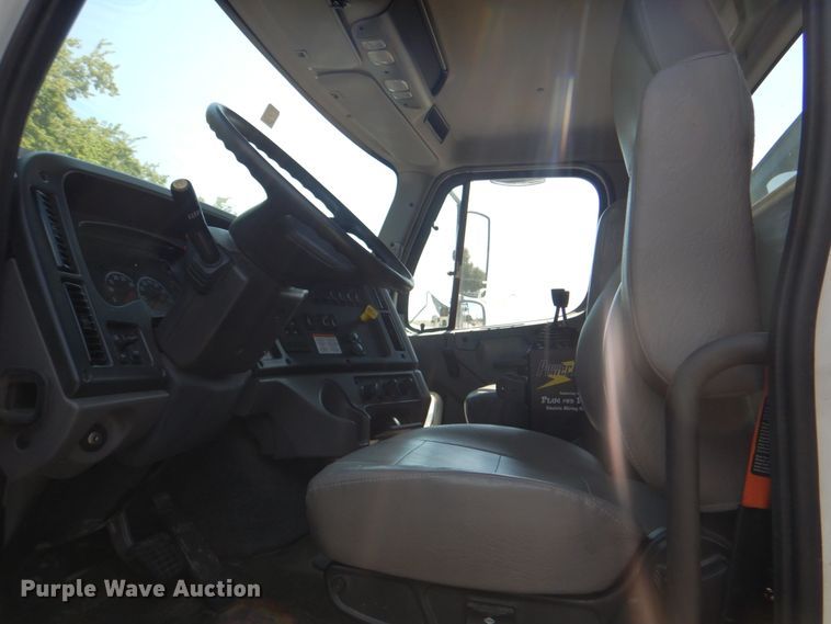 image for item KV9465 2018 Freightliner 114SD  roll-off container truck