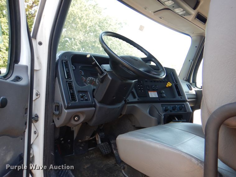 image for item KV9465 2018 Freightliner 114SD  roll-off container truck