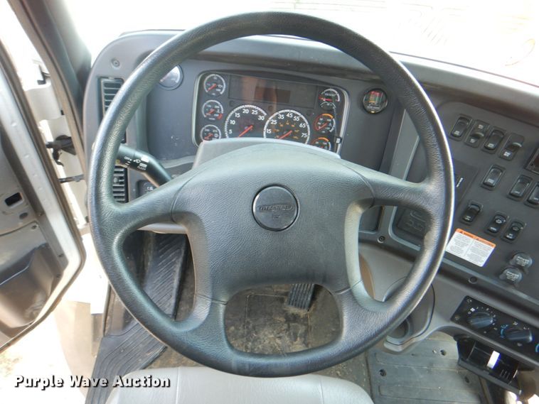 image for item KV9465 2018 Freightliner 114SD  roll-off container truck