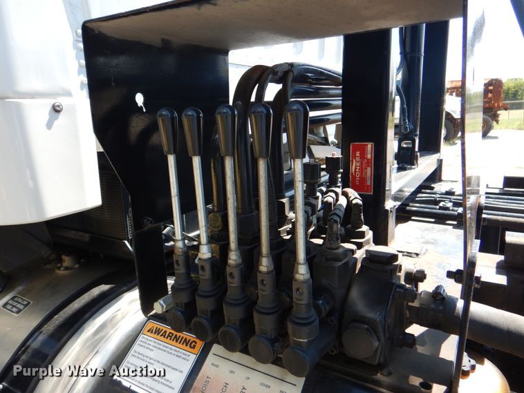 image for item KV9465 2018 Freightliner 114SD  roll-off container truck