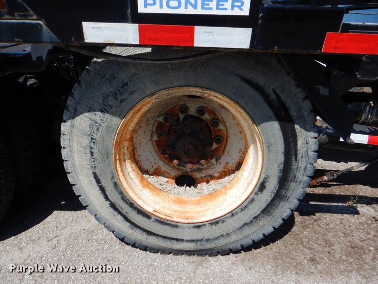 image for item KV9465 2018 Freightliner 114SD  roll-off container truck