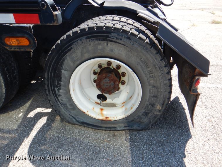 image for item KV9465 2018 Freightliner 114SD  roll-off container truck