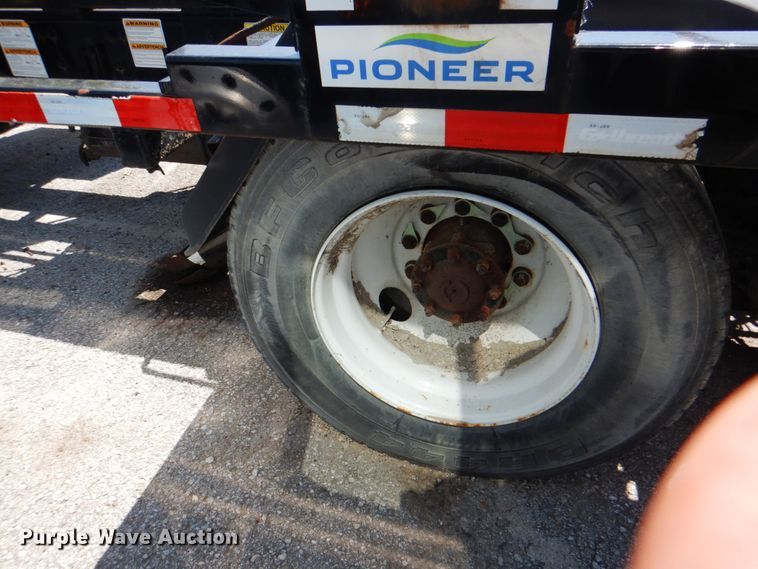 image for item KV9465 2018 Freightliner 114SD  roll-off container truck