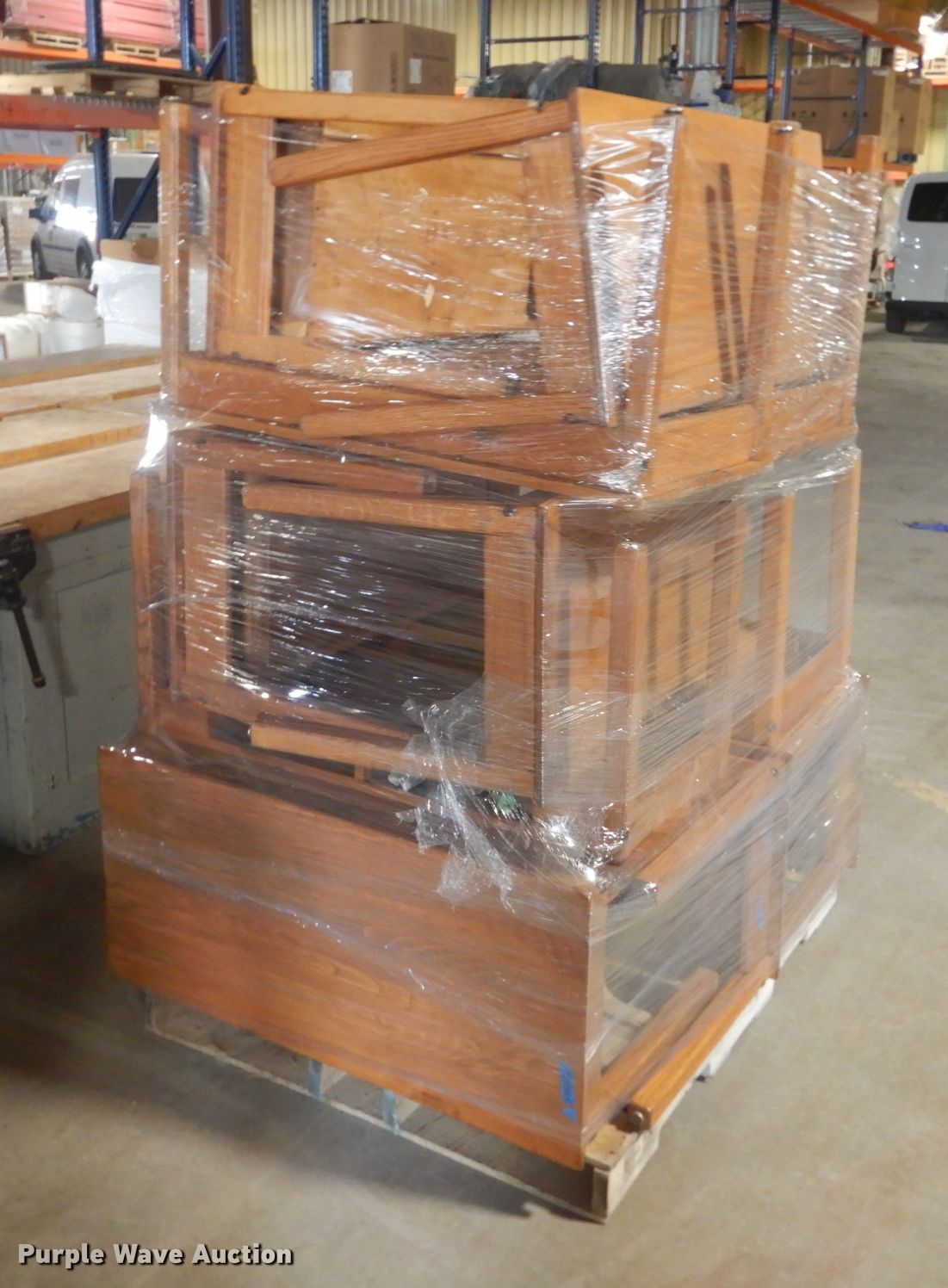 (11) desks in Des Moines, IA Item KO9581 sold Purple Wave