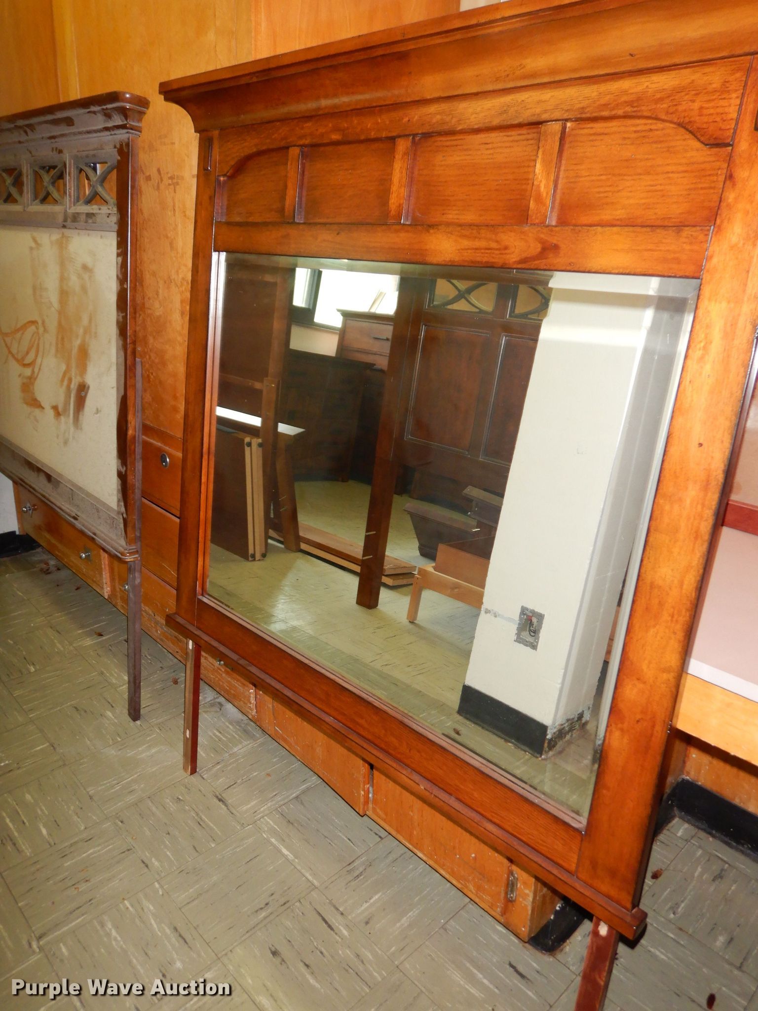 Furniture in Emporia, KS Item KP9645 sold Purple Wave