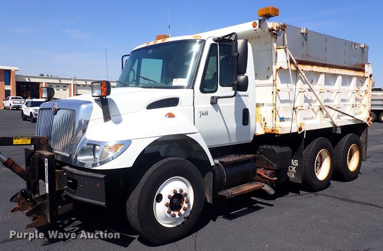 image for item DN2017 2004 International 7400  dump truck