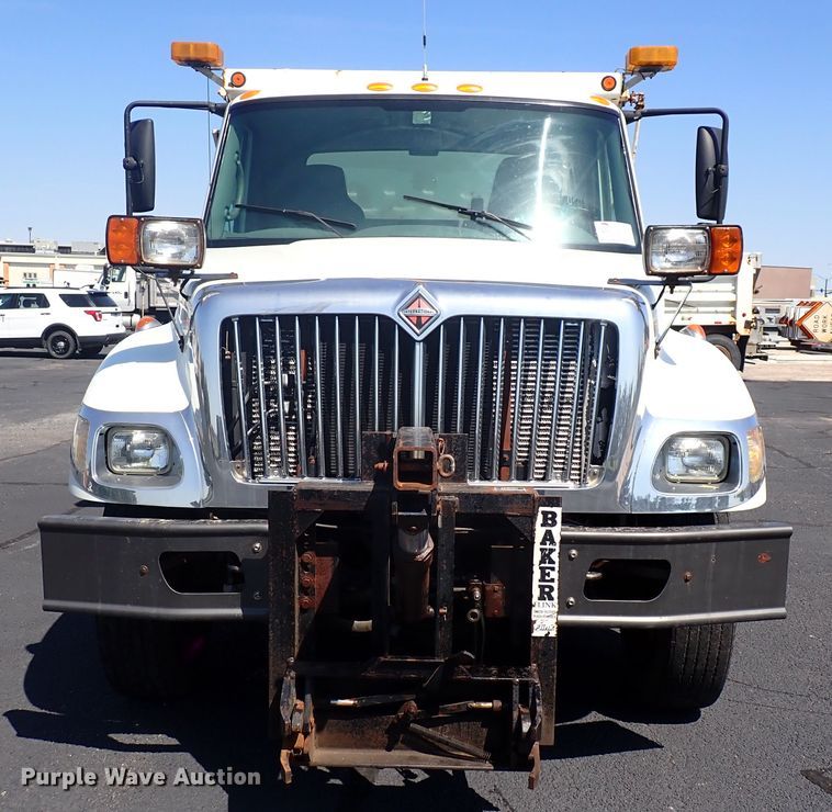 image for item DN2017 2004 International 7400  dump truck