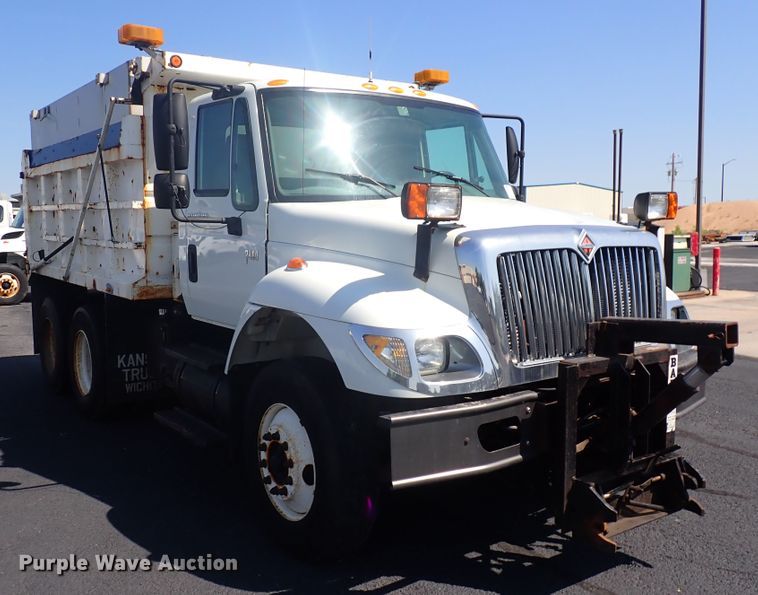 image for item DN2017 2004 International 7400  dump truck