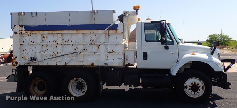 image for item DN2017 2004 International 7400  dump truck