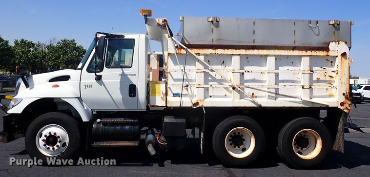 image for item DN2017 2004 International 7400  dump truck