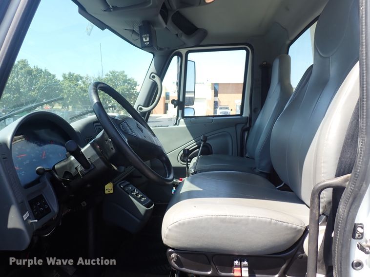 image for item DN2017 2004 International 7400  dump truck