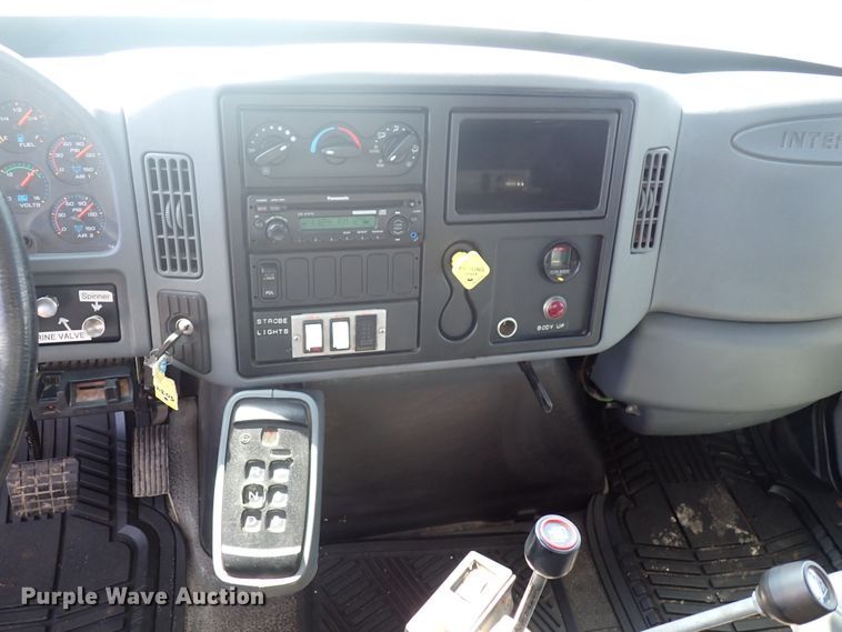 image for item DN2017 2004 International 7400  dump truck