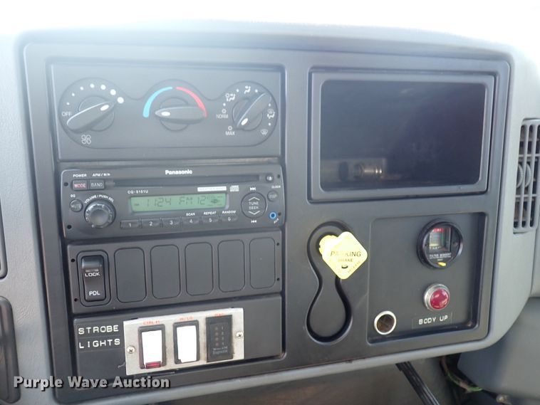 image for item DN2017 2004 International 7400  dump truck